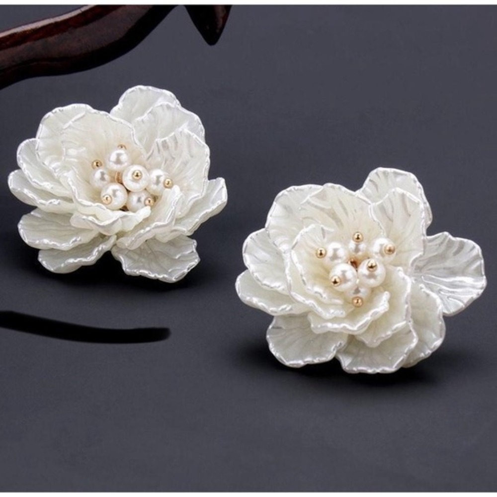 Elegant Floral Pearl Earrings Vintage Style,β Cream White, Bridal Jewelry new